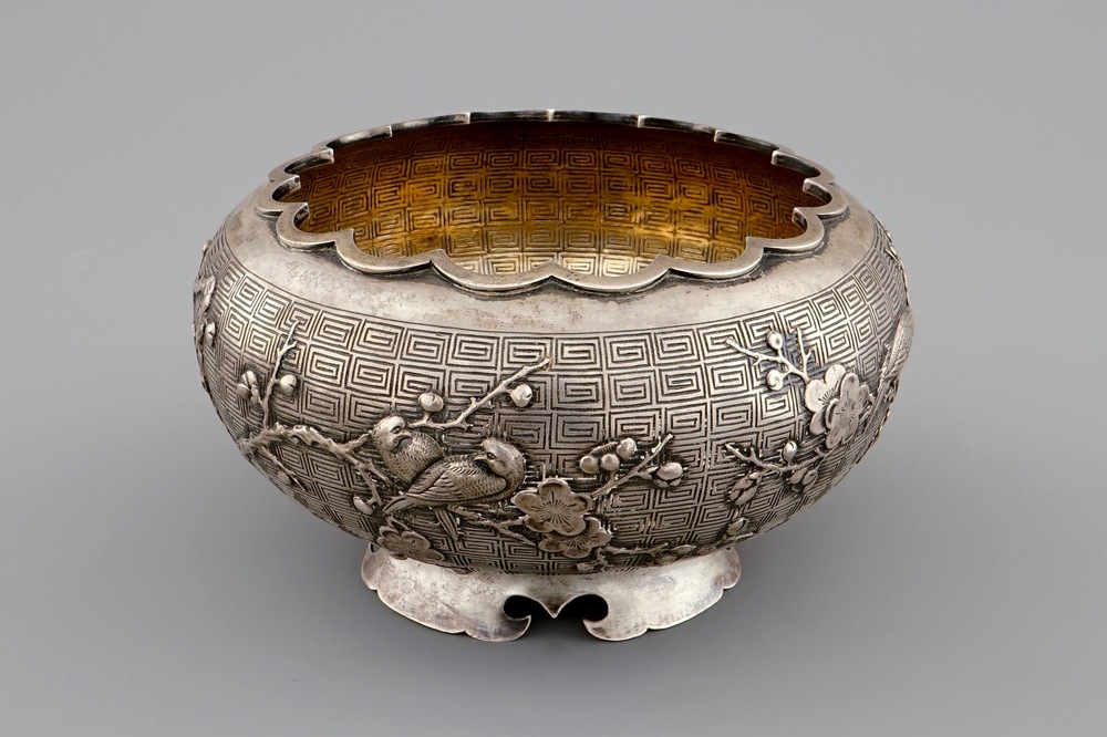 Een Chinese zilveren kom op voet, gemerkt Wang Hing, 19e eeuw