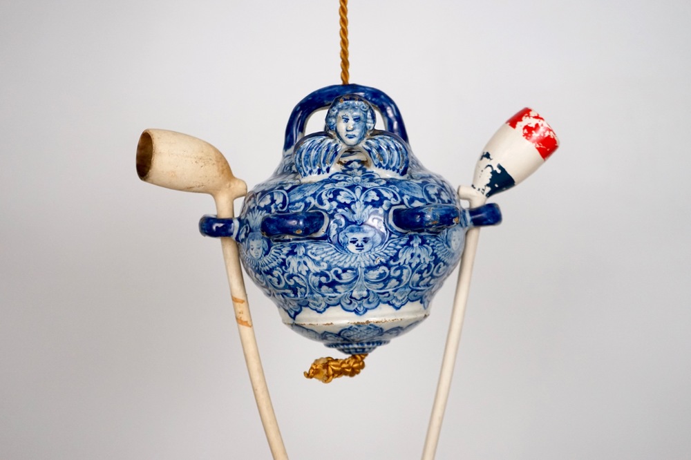 Les râteliers à pipes  - Page 49 A-very-rare-dutch-delft-blue-and-white-clay-pipe-hanger-1718th-c-1