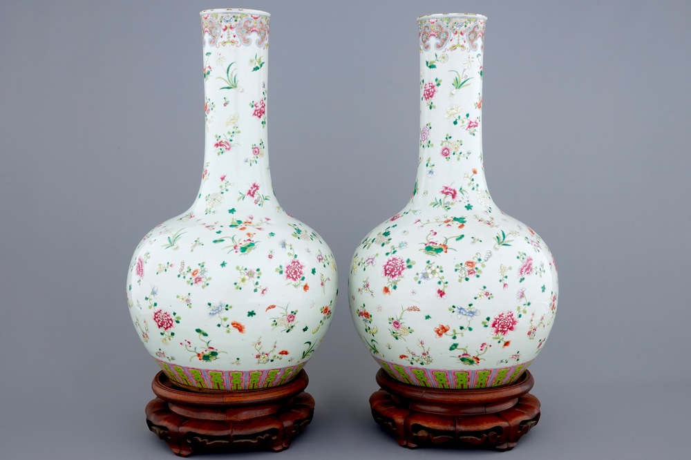Une paire de grands vases tianqiuping en porcelaine de Chine famille rose, 19&egrave;me