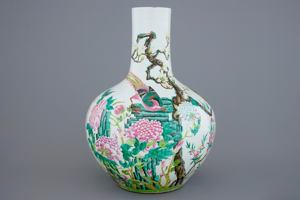 Un vase tianqiuping aux oiseaux sur branches fleuries en porcelaine de Chine famille rose, 19/20&egrave;me