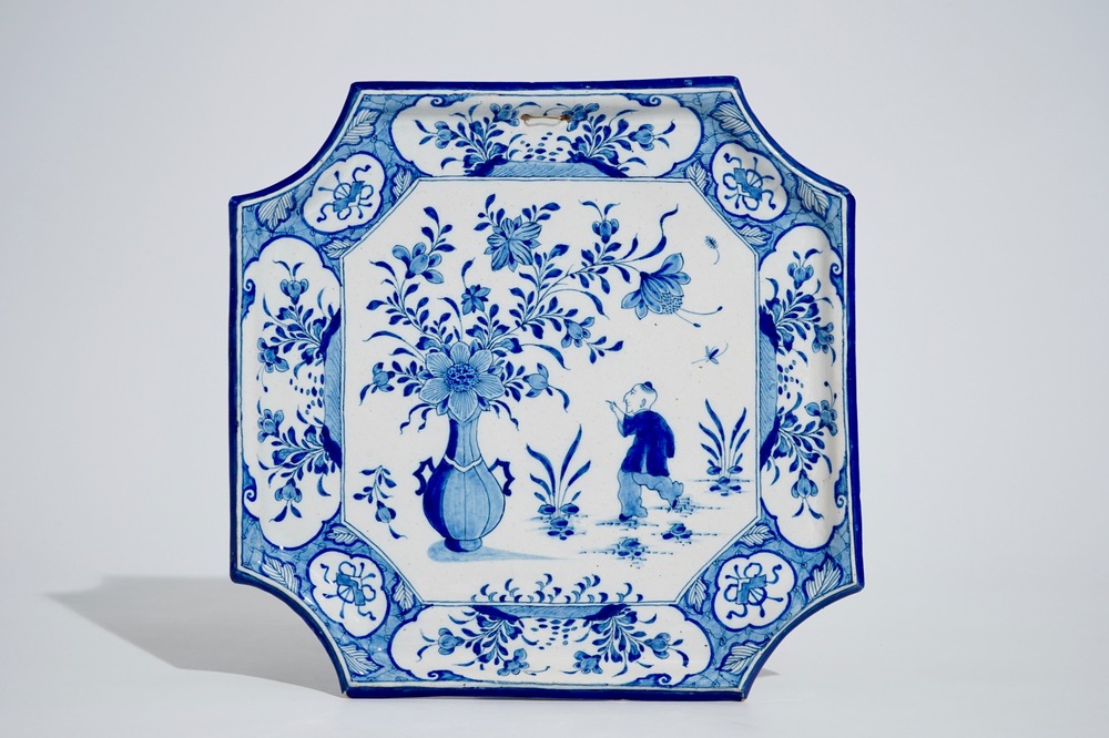 Een vierkante blauw-witte Delftse plaquette met chinoiseriedecor, midden 18e eeuw