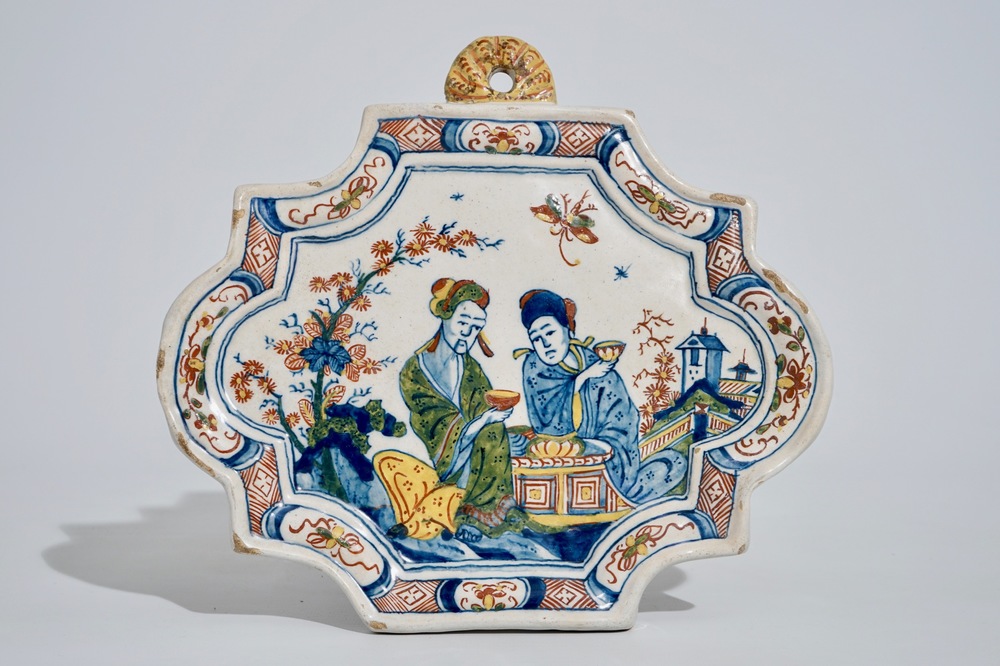 Een polychrome Delftse plaquette met Chinese theedrinkers, 18e eeuw