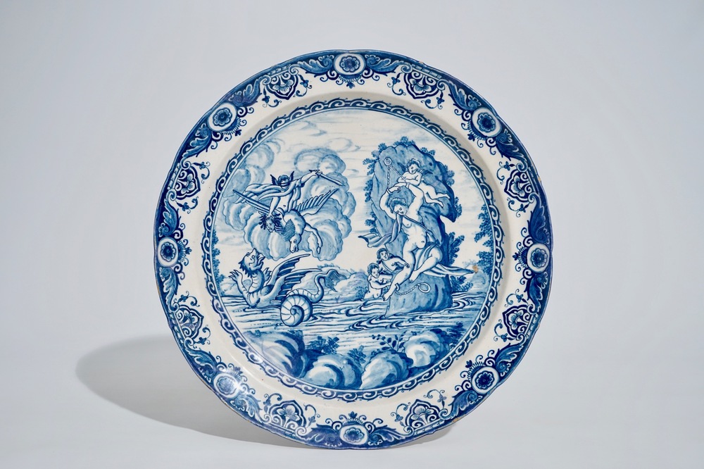 Un plat mythologique &quot;Pers&eacute;e et Androm&egrave;de&quot; en fa&iuml;ence de Delft bleu et blanc, vers 1700
