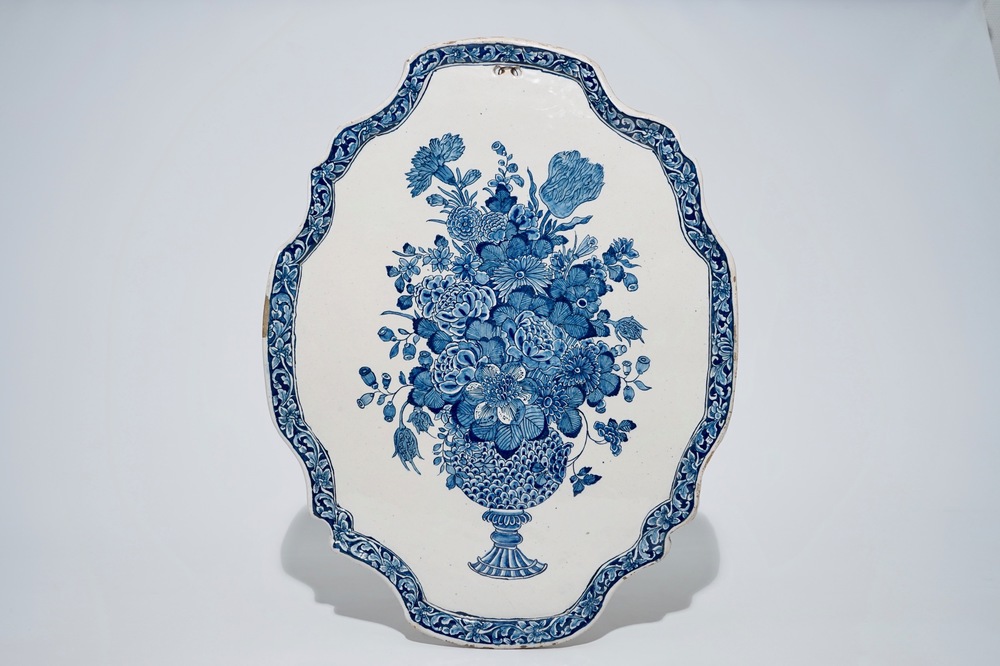 Een grote blauw-witte Delftse plaquette met een bloemvaas, 18e eeuw