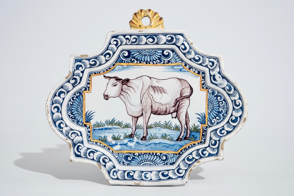 Een polychrome Delftse plaquette met een koe, 18e eeuw