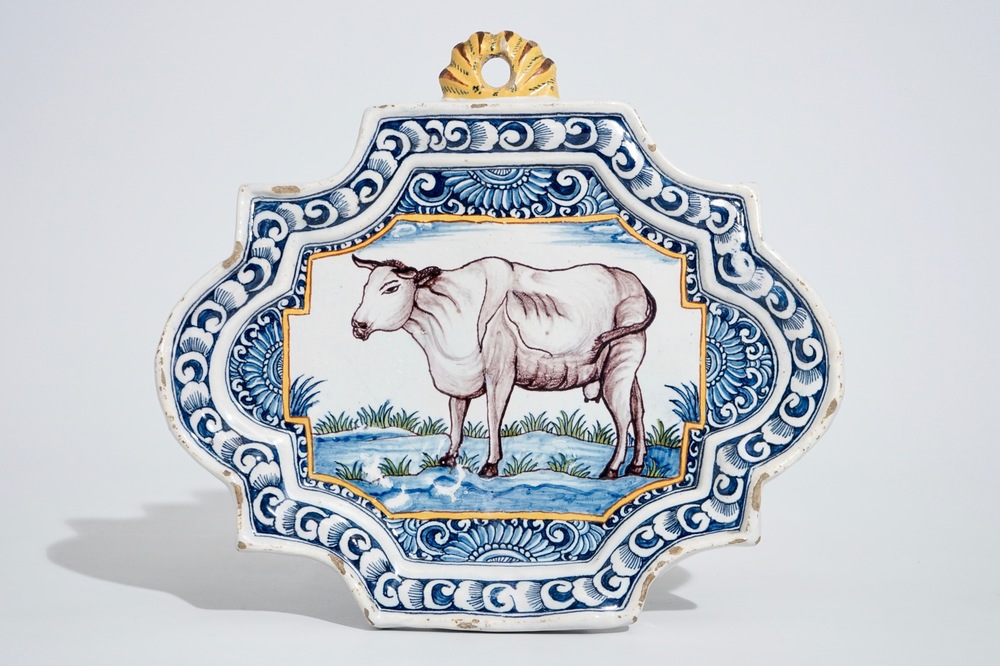 Une plaque en fa&iuml;ence de Delft polychrome &agrave; d&eacute;cor d'une vache, 18&egrave;me