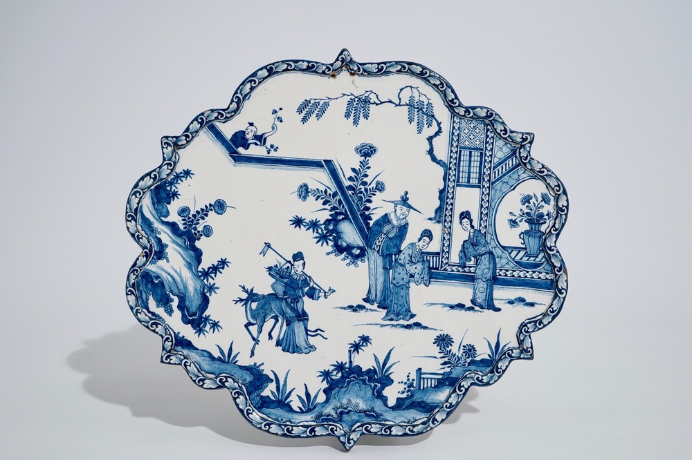 Une plaque en fa&iuml;ence de Delft bleu et blanc &agrave; d&eacute;cor de chinoiserie, d&eacute;but du 18&egrave;me