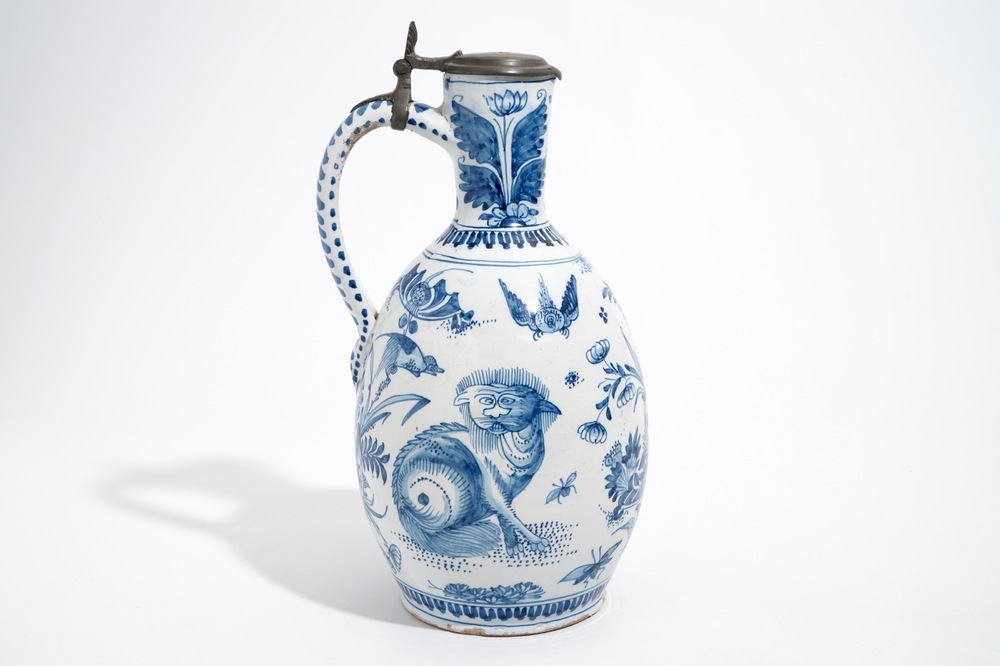 Un grand pichet en fa&iuml;ence de Delft bleu et blanc &agrave; d&eacute;cor d'un tigre et un lion, 17&egrave;me