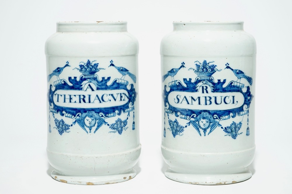 Une paire de grands pots de pharmacie en fa&iuml;ence de Delft bleu et blanc, 18&egrave;me