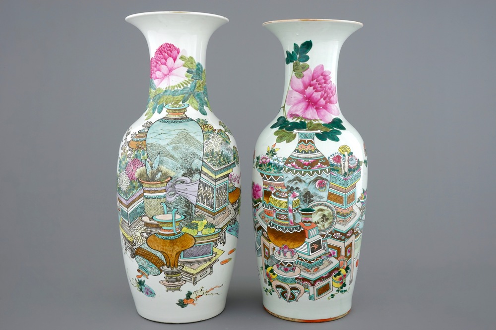 Deux vases en porcelaine de Chine &agrave; d&eacute;cor qianjiang cai d'objets pr&eacute;cieux, 19/20&egrave;me