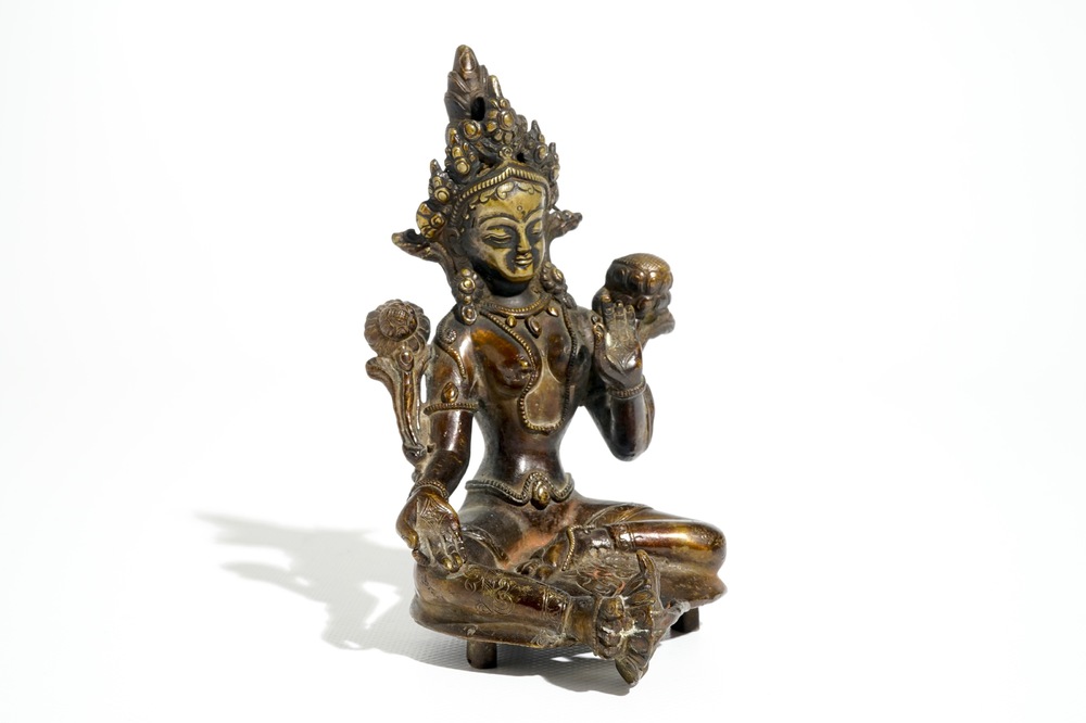 Een Sino-Tibetaanse vergulde bronzen figuur van Groene Tara (Syamatara), 17/18e eeuw