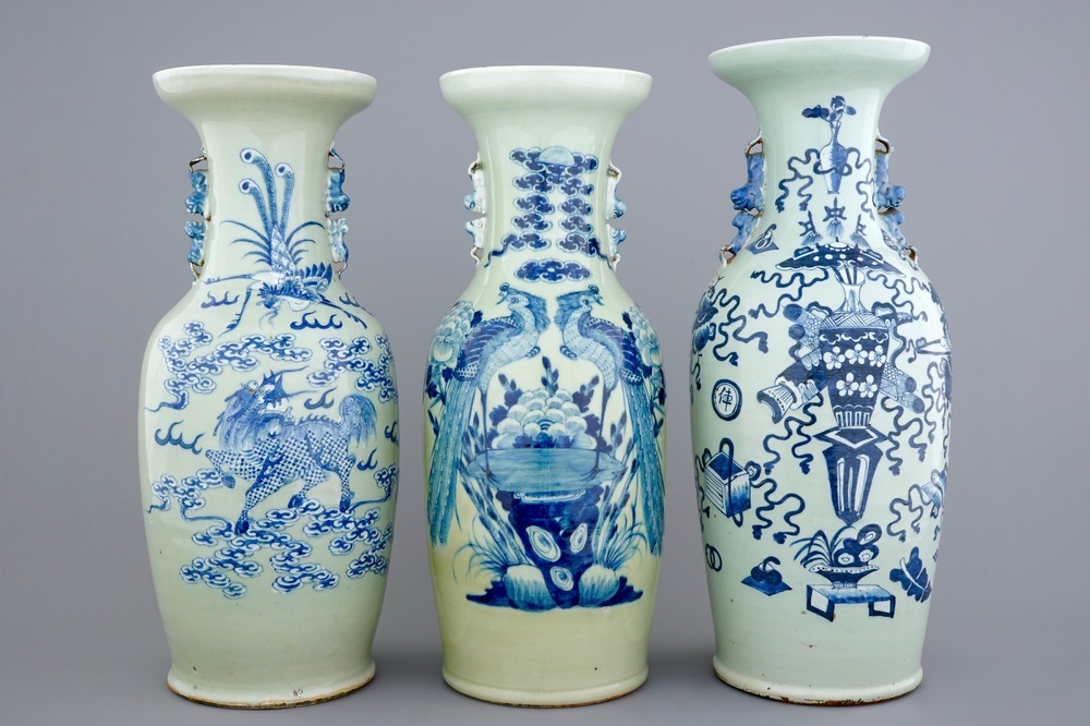 Trois grands vases en porcelaine de Chine &agrave; d&eacute;cor en bleu et blanc sur fond c&eacute;ladon, 19&egrave;me