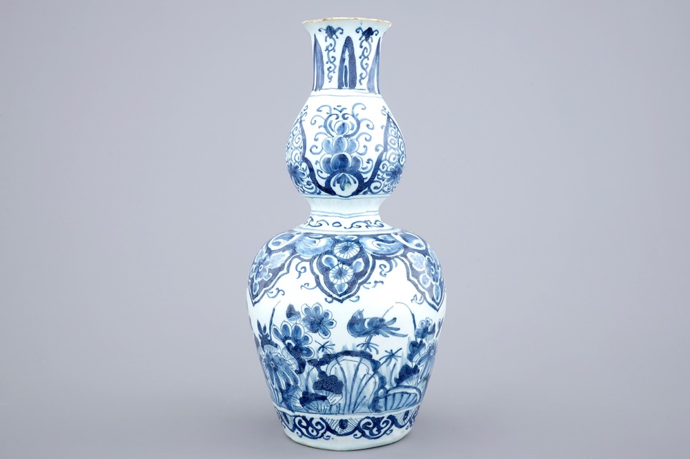 Un vase de forme double gourde en fa&iuml;ence de Delft, 17/18&egrave;me