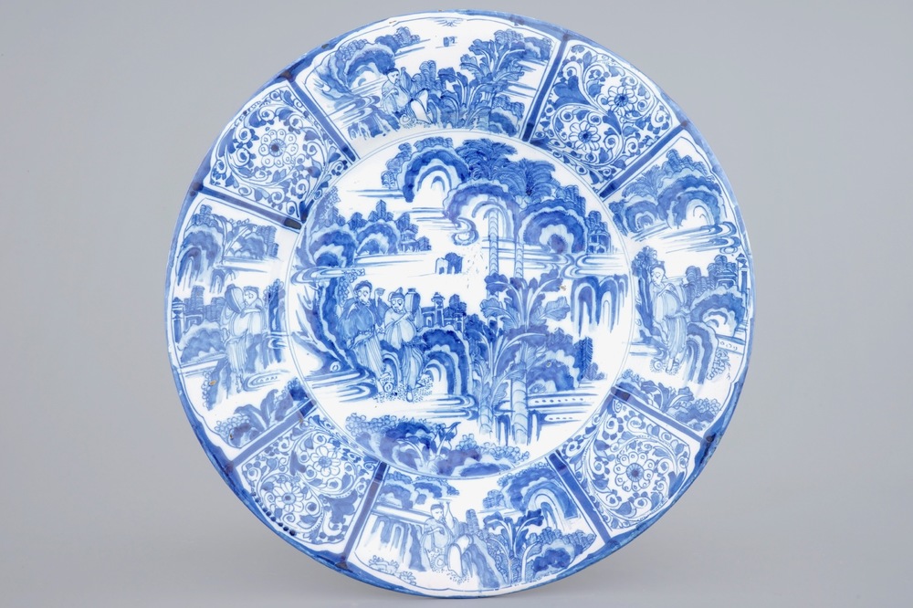 Un tr&egrave;s grand plat en fa&iuml;ence de Delft bleu et blanc de style chinoiserie, fin du 17&egrave;me
