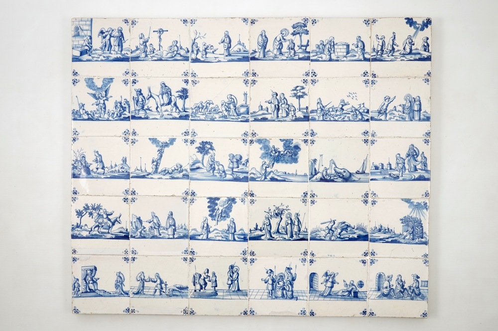 Een veld van 30 blauw-witte Rotterdamse bijbeltegels, eind 17e