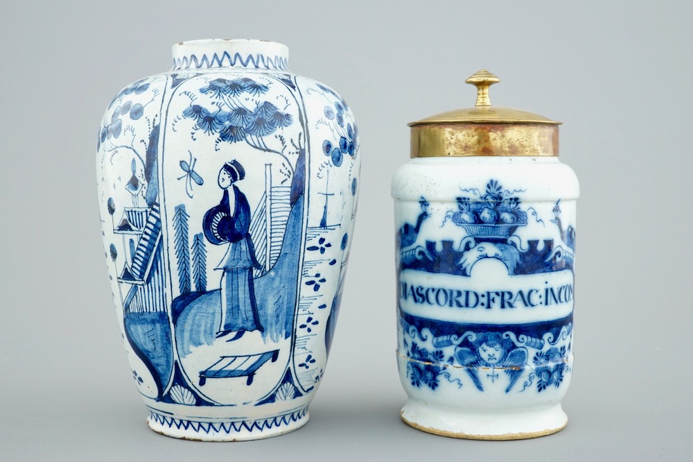 Een blauw-witte Delftse apothekerspot met koperen deksel en een chinoiserie vaas, 18e eeuw