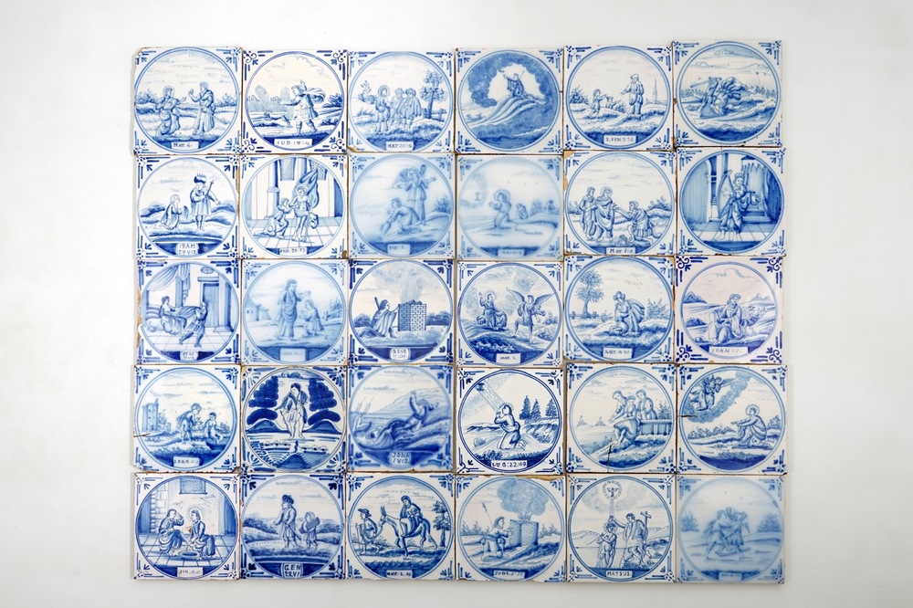 Un lot de 30 carreaux religieux en fa&iuml;ence de Delft bleu et blanc, Utrecht, 19&egrave;me