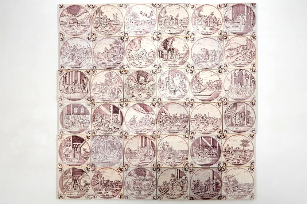 Een veld van 36 mangane bijbeltegels met anjerhoeken, 18e eeuw