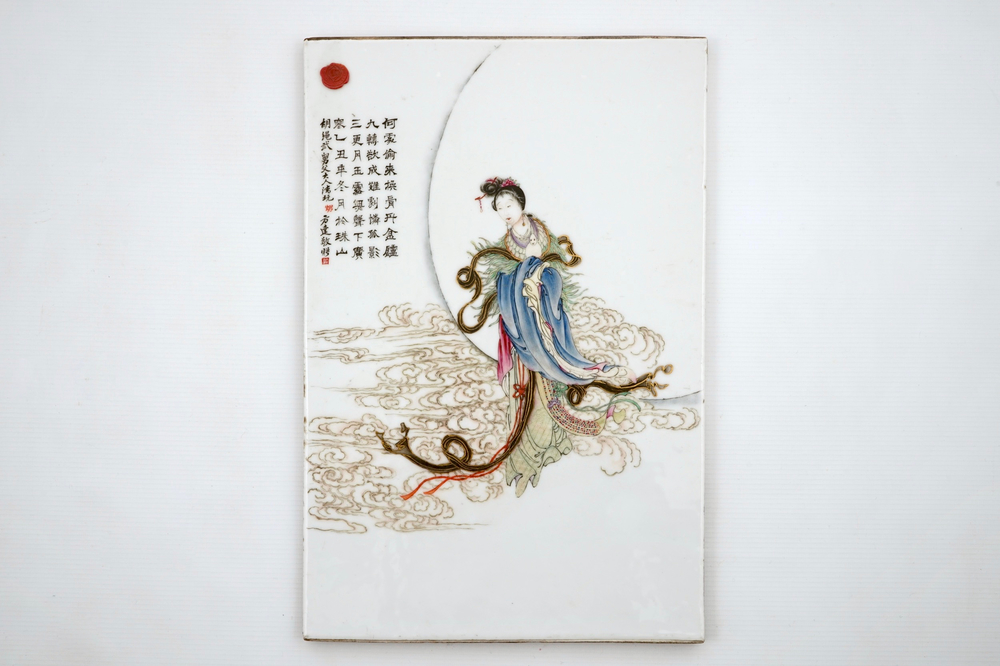 Een Chinese qianjiang cai plaquette met Chang'e, godin van de maan, begin 20e eeuw