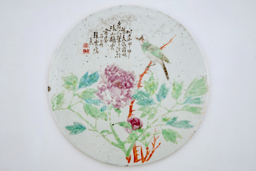 Une plaque ronde en porcelaine de Chine qianjiang cai, 19/20&egrave;me