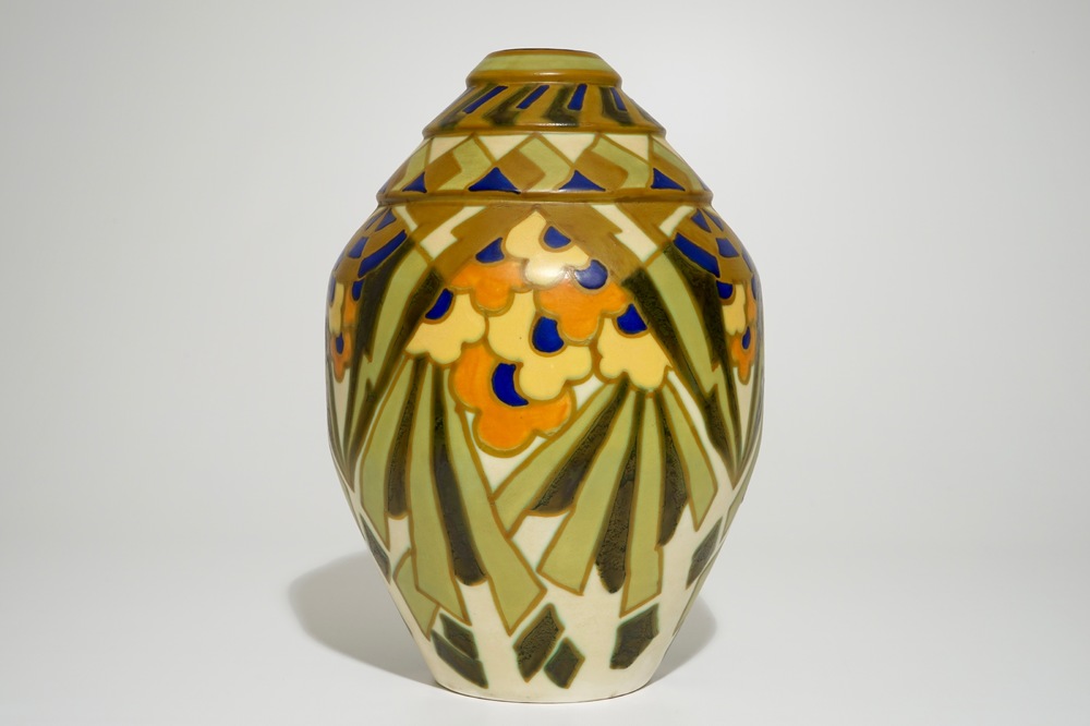 Een grote geometrische vaas met mat glazuur, Jules Chaput en Charles Catteau voor Boch Fr&egrave;res Keramis, ca. 1929