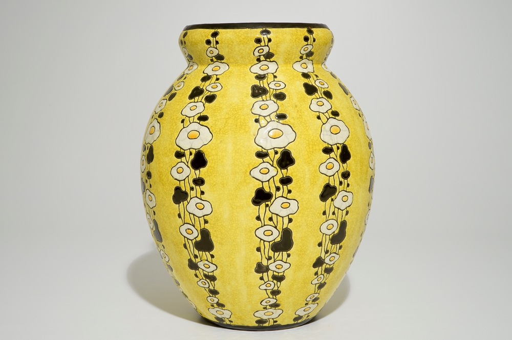 Un grand vase de type craquel&eacute; &agrave; fond jaune, Charles Catteau pour Boch Fr&egrave;res Keramis, ca. 1925-1930