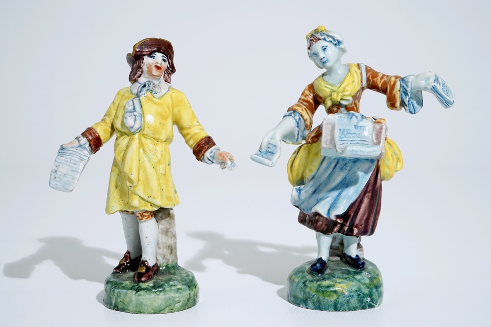 Une paire de figures polychromes de marchands de journaux dans le style de Delft, Nord de la France, 19&egrave;me