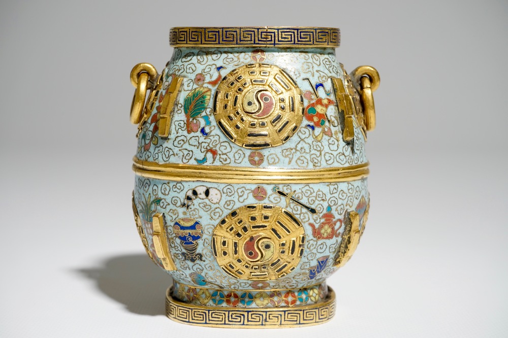 Un vase de forme hu en cloisonn&eacute; et bronze dor&eacute;, marque et poss. &eacute;poque de Jiaqing, 19&egrave;me