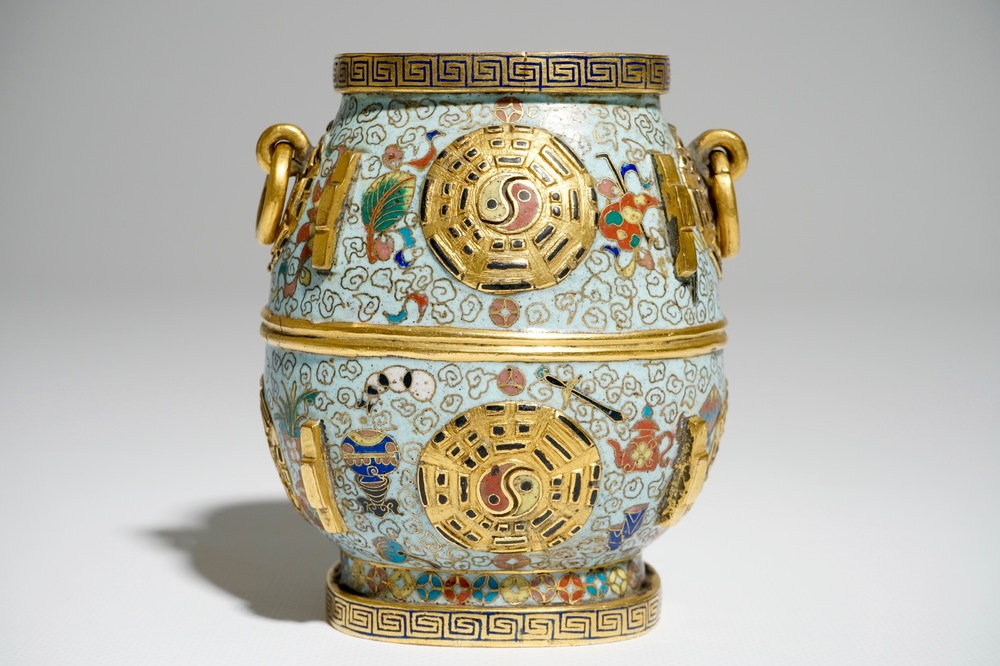 Een Chinese verguld bronzen en cloisonn&eacute; hu vaas, Jiaqing merk en mogelijk periode, 19e eeuw