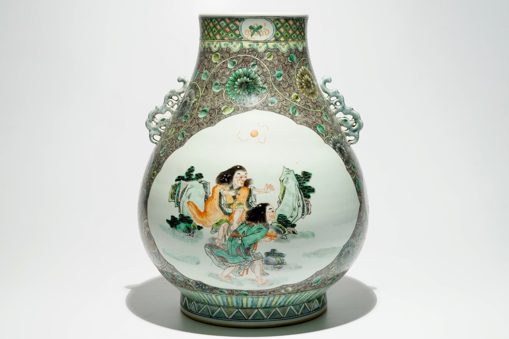 Un grand vase hu en porcelaine de Chine famille verte &agrave; d&eacute;cor &quot;HeHe Er Xian&quot;, 19/20&egrave;me