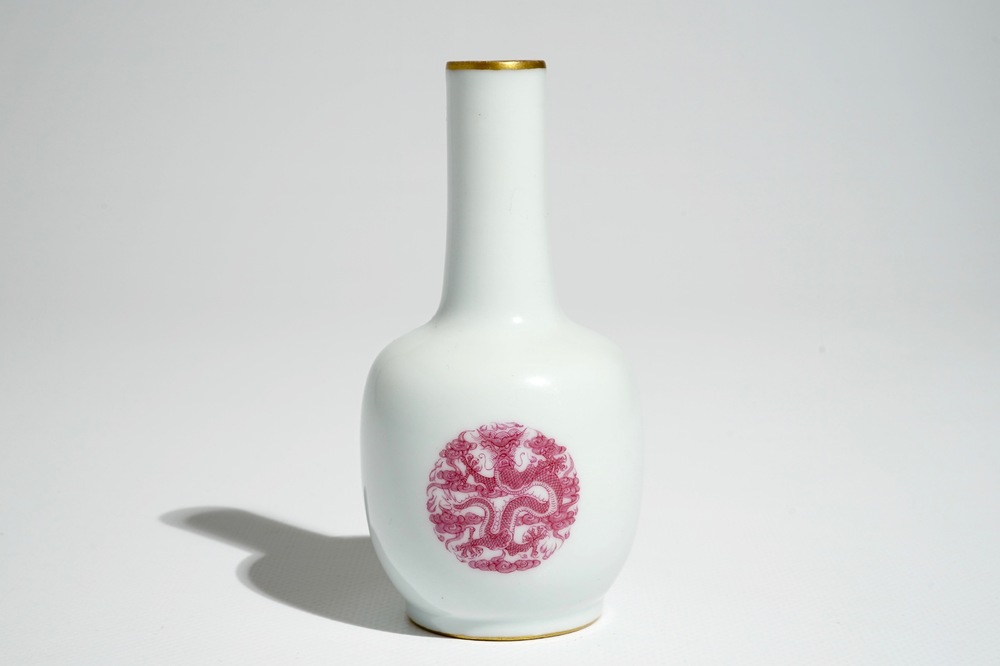 Un petit vase en porcelaine de Chine aux m&eacute;daillons de dragons, marque Daoguang, 20&egrave;me