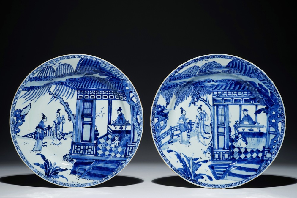 Een paar Chinese blauw-witte schotels met sc&egrave;ne uit &quot;De Romance van de Westelijke Kamer&quot;, Yongzheng