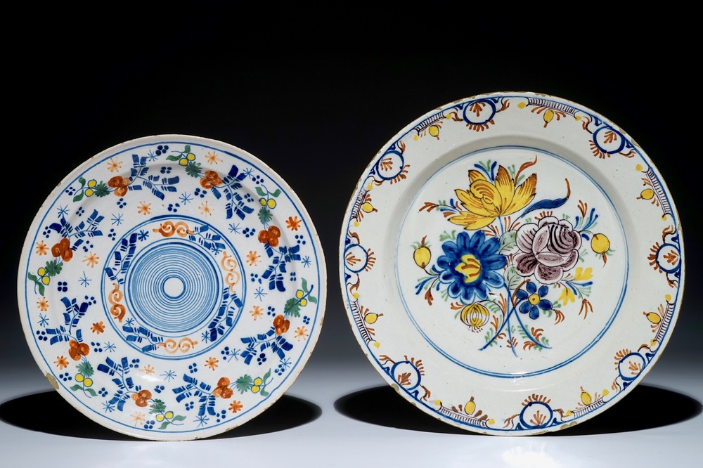 Twee Delftse polychrome schotels met floraal en ornamentdecor, 18e eeuw