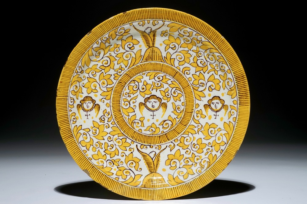 Une assiette en fa&iuml;ence de Delft aux t&ecirc;tes de ch&eacute;rubins, 18&egrave;me