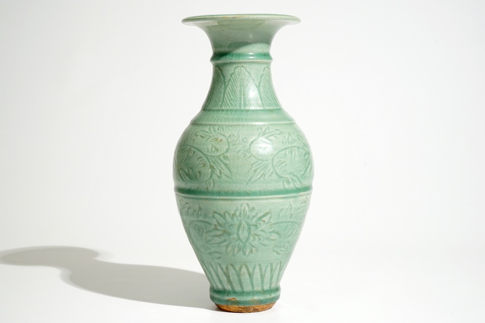 Un vase &agrave; d&eacute;cor incis&eacute; en c&eacute;ladon de Longquan, Chine, Song ou Ming