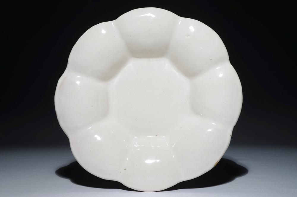 Un plat polylob&eacute; en fa&iuml;ence de Delft blanc monochrome, 17&egrave;me