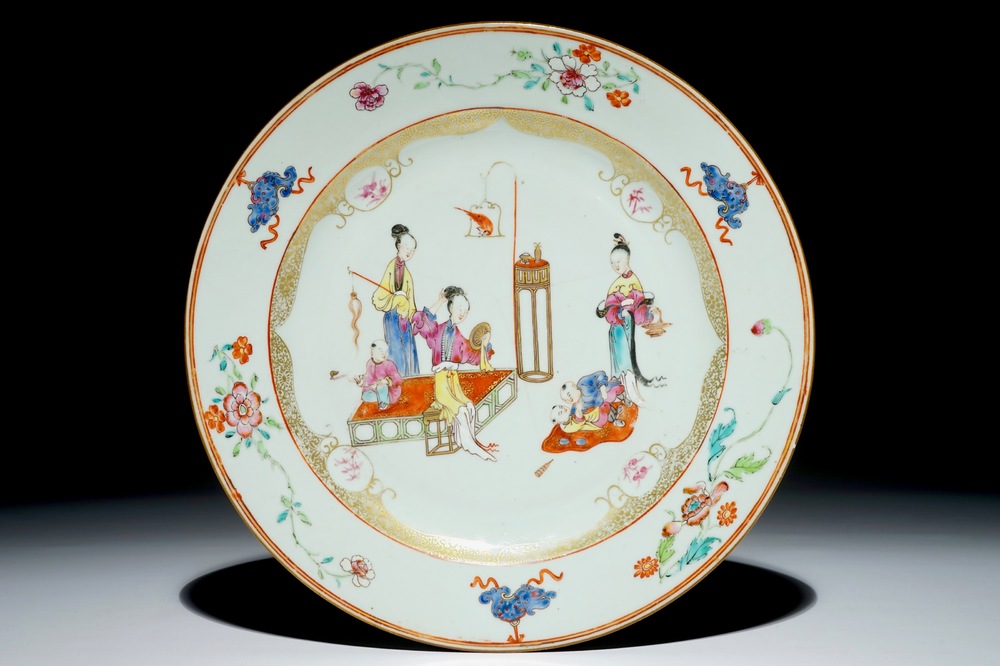 Un plat en porcelaine de Chine famille rose aux &quot;longues dames&quot; et gar&ccedil;ons, Qianlong