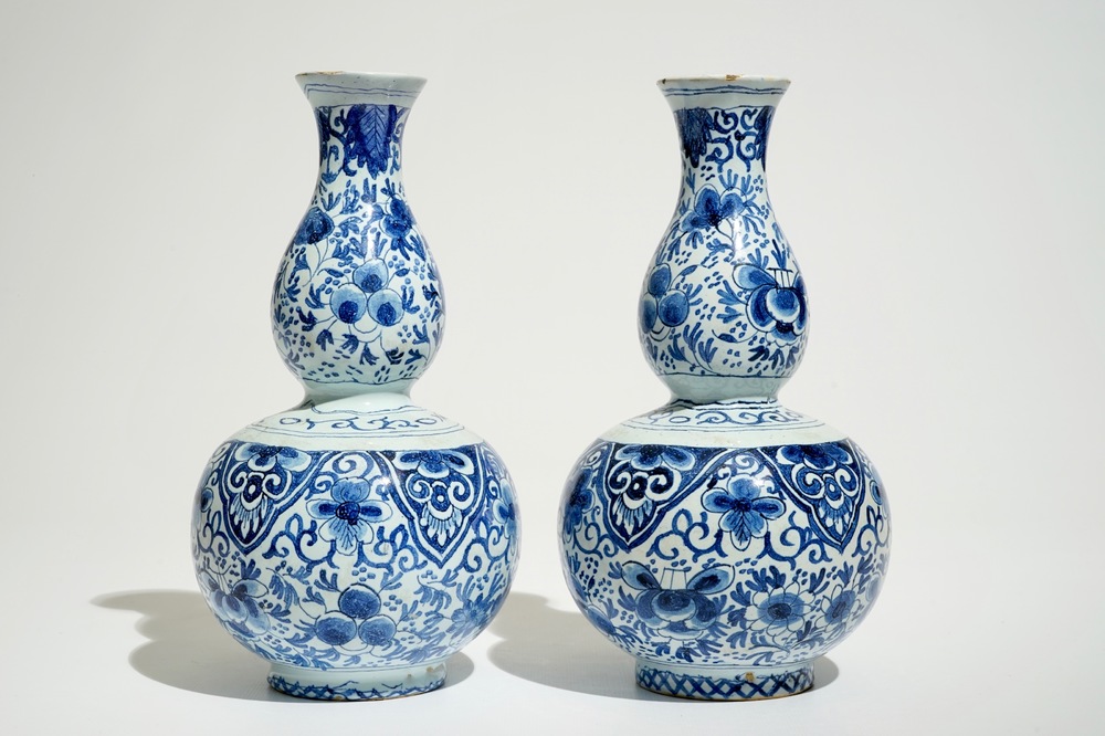 Une paire de vases de forme double gourde en fa&iuml;ence de style Delft, Pays-Bas ou France, 19&egrave;me