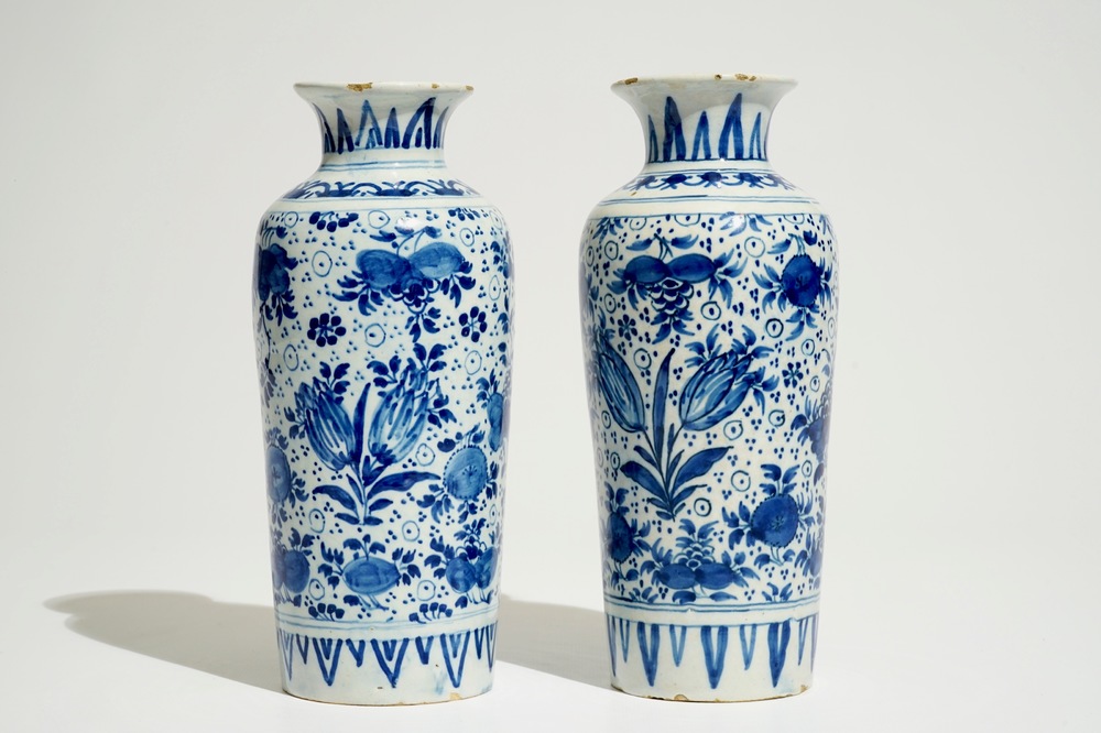 Une paire de vases de forme rouleau en fa&iuml;ence de Delft bleu et blanc aux d&eacute;cors de tulipes, 17/18&egrave;me