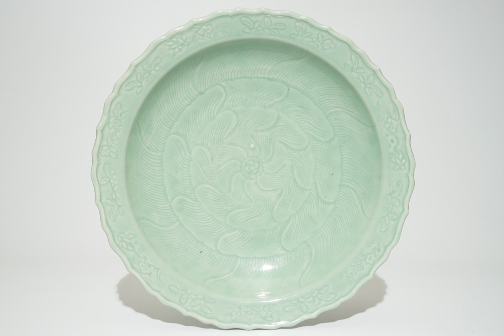 Un plat en porcelaine de Chine monochrome c&eacute;ladon &agrave; d&eacute;cor floral, Qianlong
