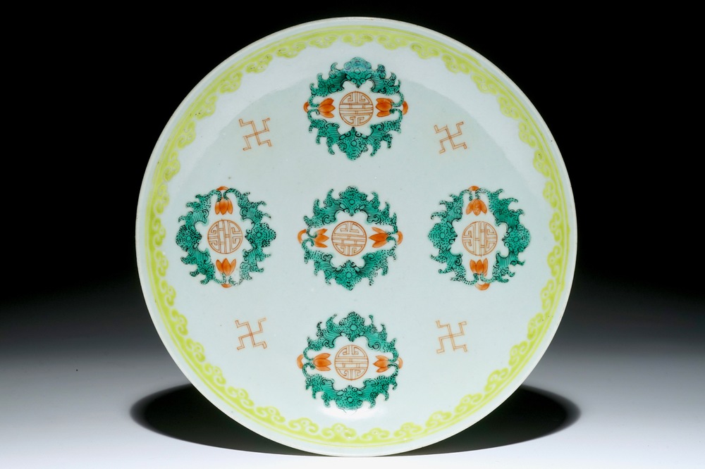Une assiette en porcelaine de Chine famille verte aux symboles &quot;shou&quot;, 19&egrave;me