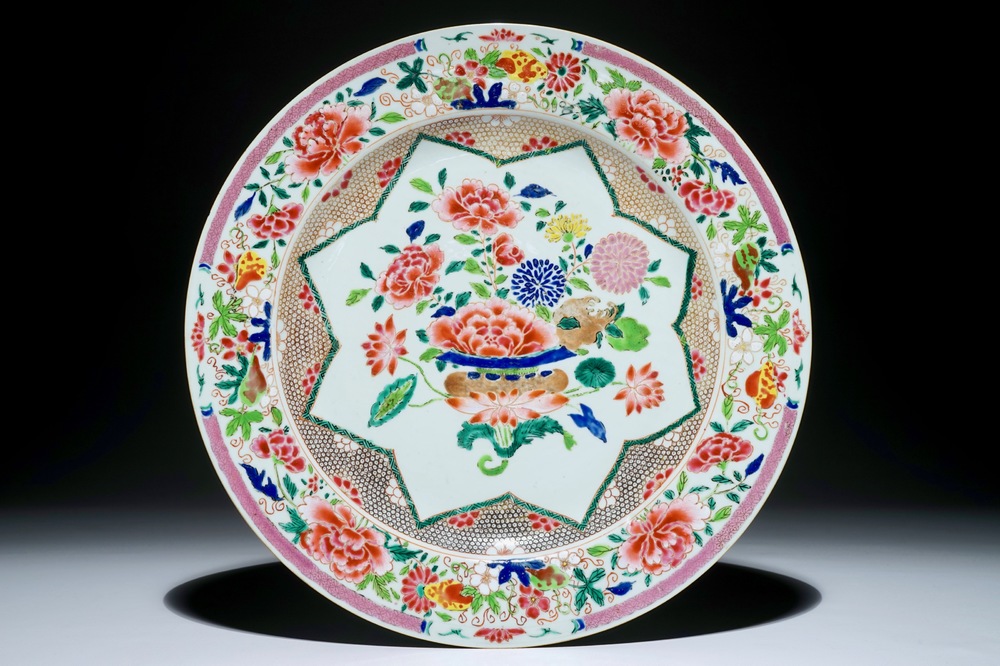 Un plat en porcelaine de Chine famille rose au panier fleuri, Yongzheng/Qianlong
