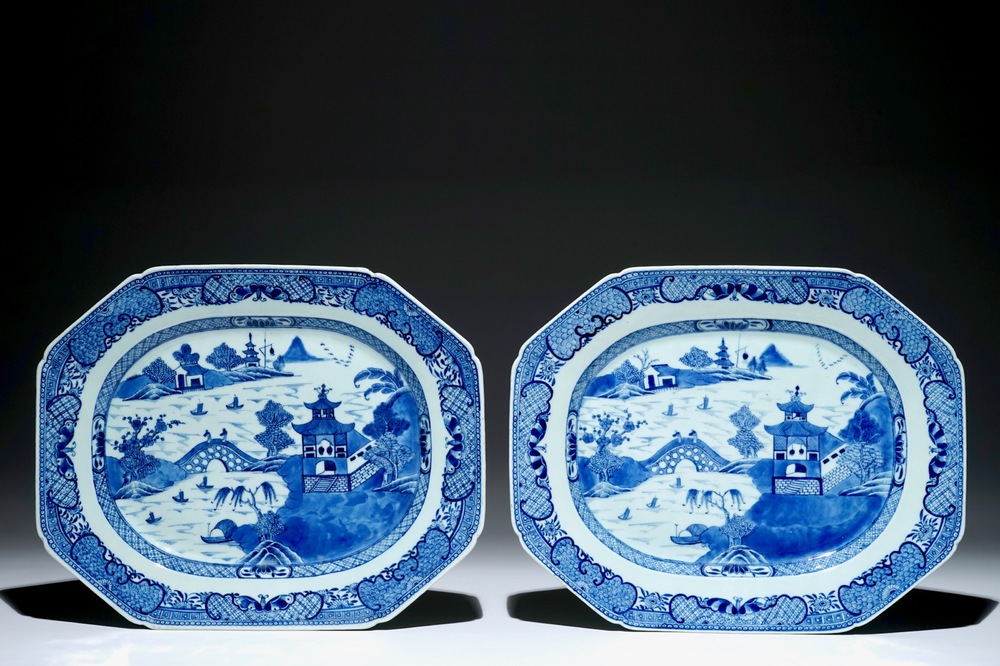 Een paar octagonale Chinese blauw-witte schotels, Qianlong