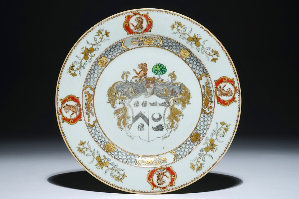 Une assiette armori&eacute;e en porcelaine de Chine d'exportation aux armoiries de &quot;More Impaling Hog&quot;, Qianlong
