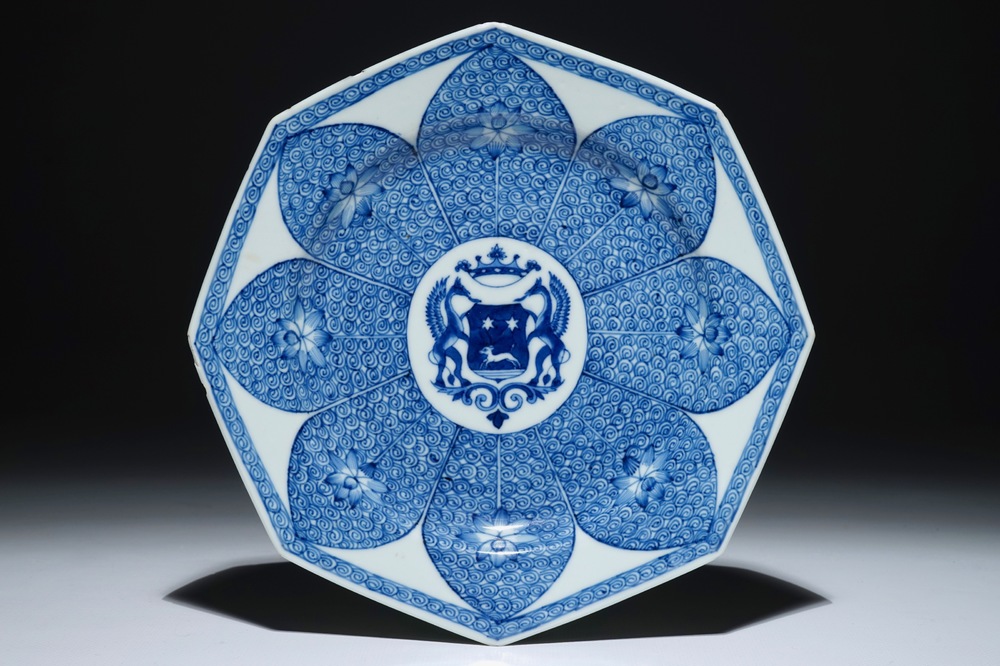 Een Chinees blauw-wit octagonaal bord met het wapen van &quot;de Haze&quot;, Yongzheng/Qianlong