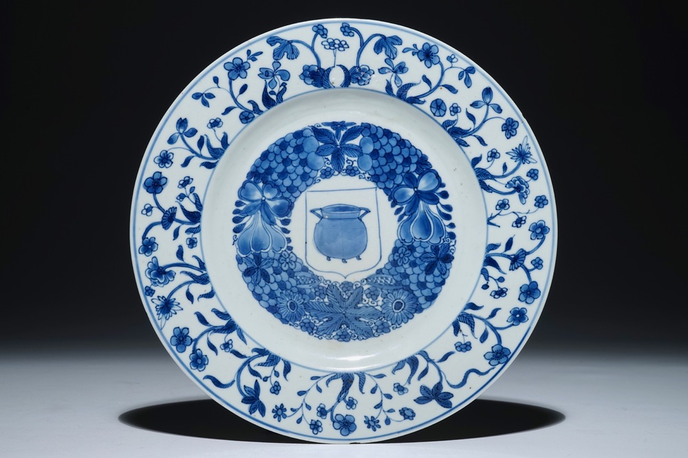 Une assiette en porcelaine de Chine bleu et blanc aux armoiries de &quot;Potken&quot;, Kangxi, 1662-1722