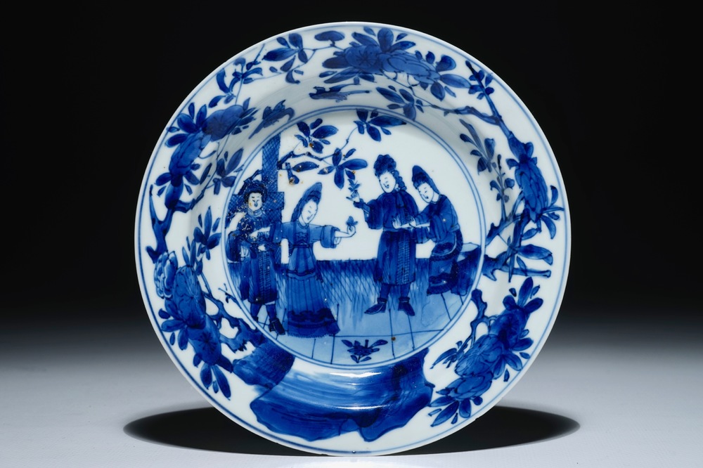 Une assiette all&eacute;gorique de l'odeur en porcelaine de Chine bleu et blanc, Kangxi