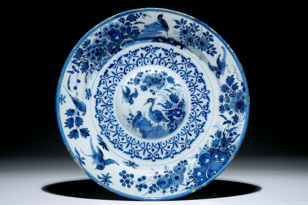 Un grand plat &agrave; ombilic en fa&iuml;ence de Delft bleu et blanc, vers 1690
