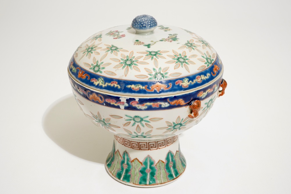A Chinese famille rose covered bowl with rice grain pattern, 19/20th C.