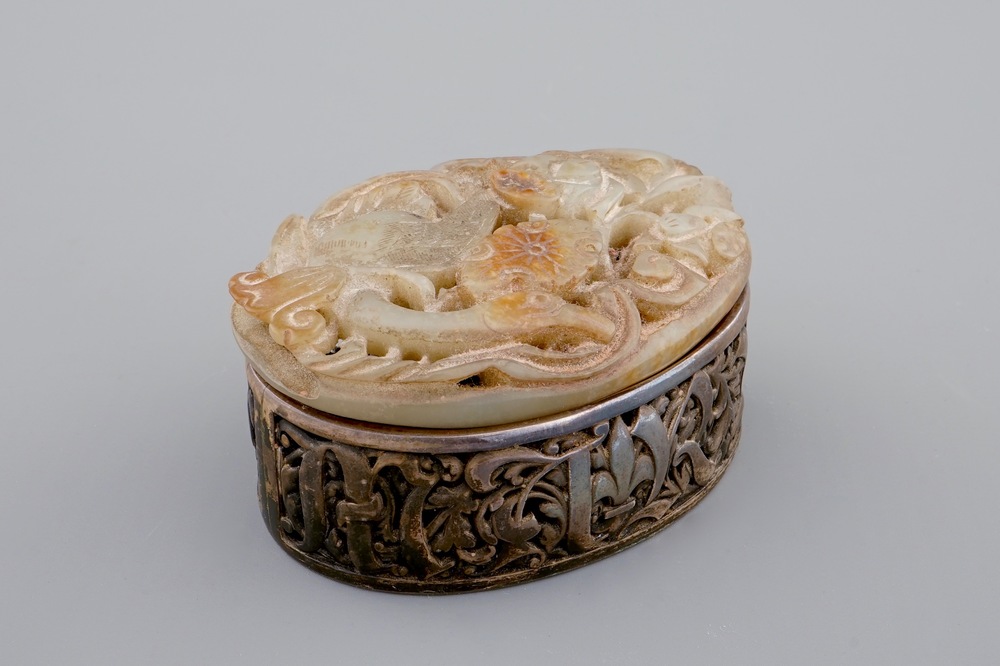 An English silver box with a Chinese mottled jade plaque as cover, 19th C.